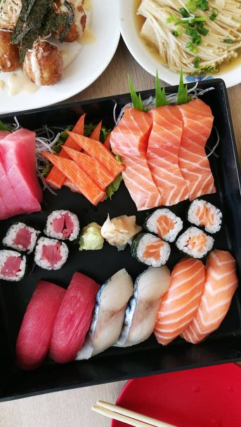 Japonské jídlo - Sushi losos & složka sushi  - Fotografie, Obrázek