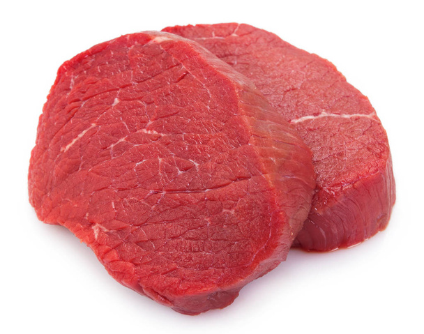 Carne cruda sobre fondo blanco
 - Foto, imagen