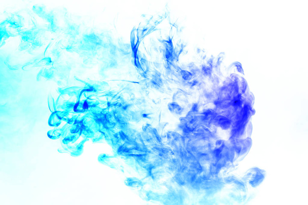 vapeur colorée expirée de la vape avec une transition en douceur de
 - Photo, image