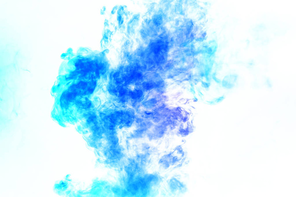 vapeur colorée expirée de la vape avec une transition en douceur de
 - Photo, image