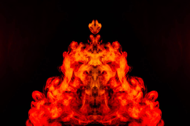 Μια μάζα κόκκινου και πορτοκαλί καπνού με τη μορφή ενός κυματοειδή μοτίβο σε  - Φωτογραφία, εικόνα