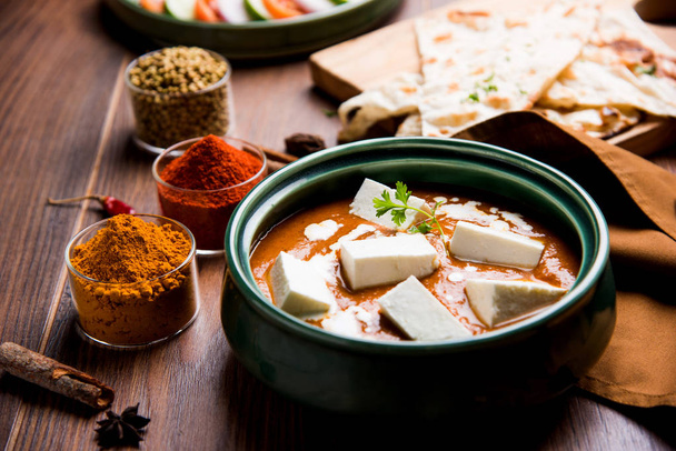 Paneer Butter Masala est une recette populaire du nord de l'Inde pour le déjeuner / dîner à base de fromage cottage au curry de tomate rouge. généralement servi avec du riz et chapati / naan. focus sélectif
 - Photo, image