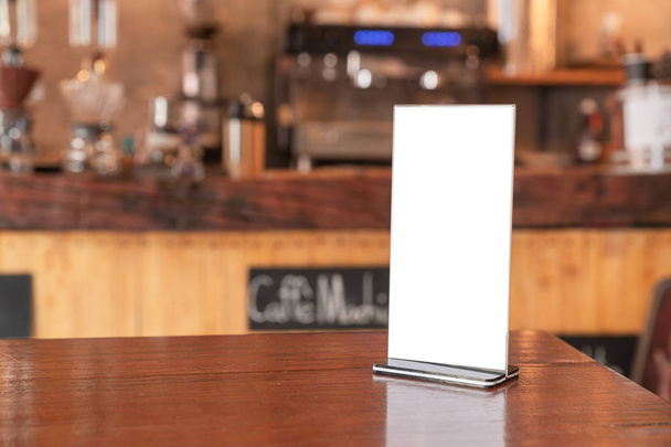 Ramka menu stojąca na drewnianym stole w kawiarni.  - Zdjęcie, obraz