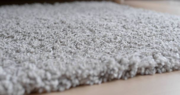 Grijs tapijt op de vloer thuis - Foto, afbeelding