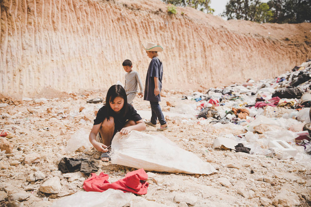 Szegény gyermek a hulladéklerakó néz előre a remény - Fotó, kép