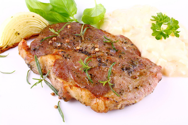 Kräuter gegrilltes Steakfleisch mit Zwiebeln, Kartoffelsalat - Foto, Bild