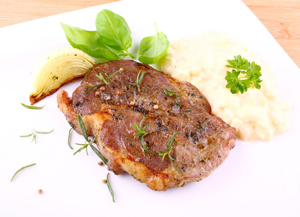 Carne alla griglia con cipolla, insalata di patate e basilico
 - Foto, immagini