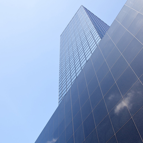 nuvem refletida no prédio de escritórios
 - Foto, Imagem
