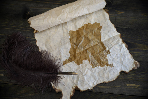 mapa de la república democrática del congo sobre papel vintage con lápiz viejo en el escritorio de textura de madera
 - Foto, imagen