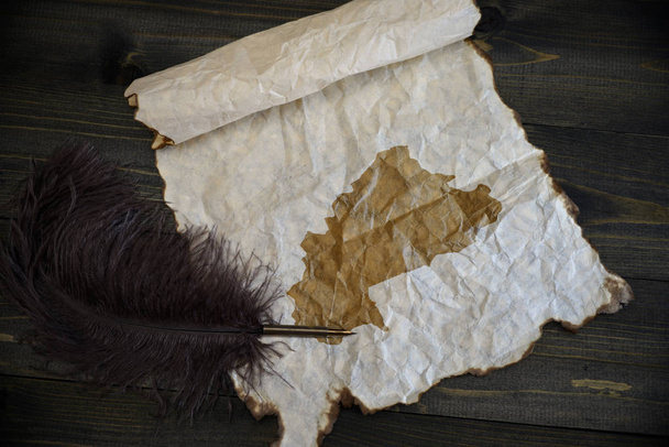 mapa de burkina faso sobre papel vintage con lápiz viejo en el escritorio de textura de madera
 - Foto, imagen