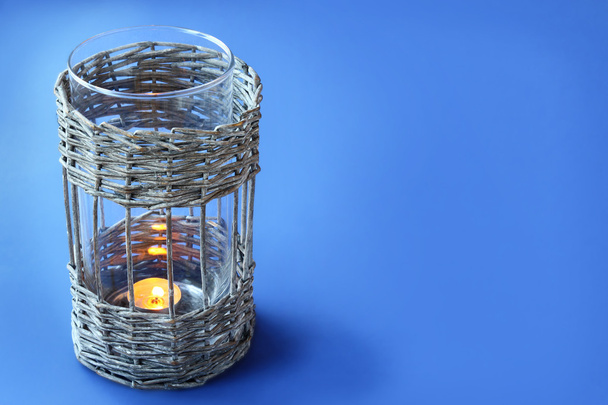 Vintage wicker lamp with a candle on the eve - Valokuva, kuva
