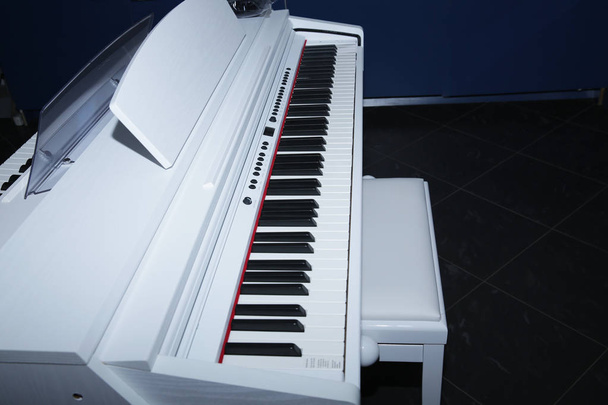 weiße Piano-Nahaufnahme auf dunklem Hintergrund - Foto, Bild