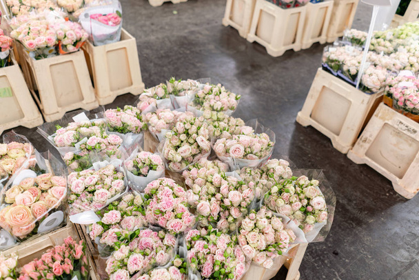 Réfrigérateur d'entrepôt, fleurs en gros pour les magasins de fleurs. Roses rouges dans un récipient ou un seau en plastique. Boutique en ligne. Boutique florale et concept de livraison
. - Photo, image