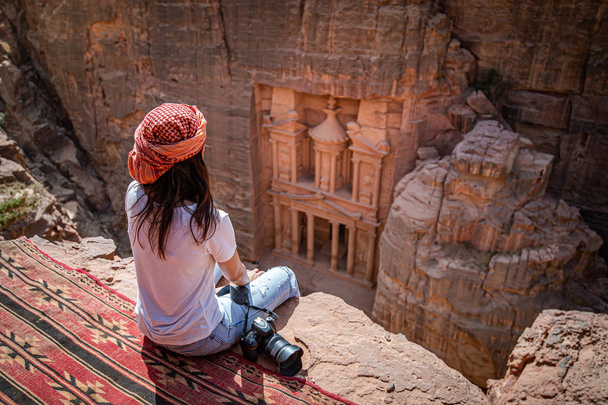 Femme asiatique voyageur assis à Petra, Jordanie
 - Photo, image