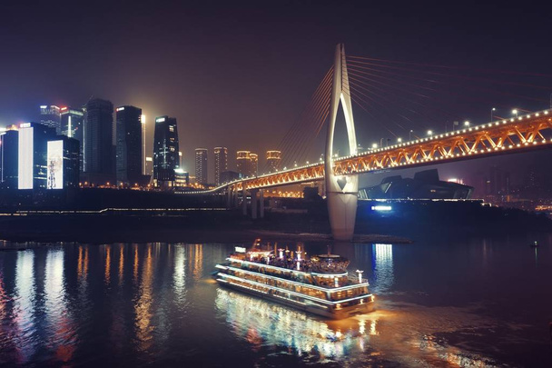 橋船と市都市建築夜中国・重慶で. - 写真・画像