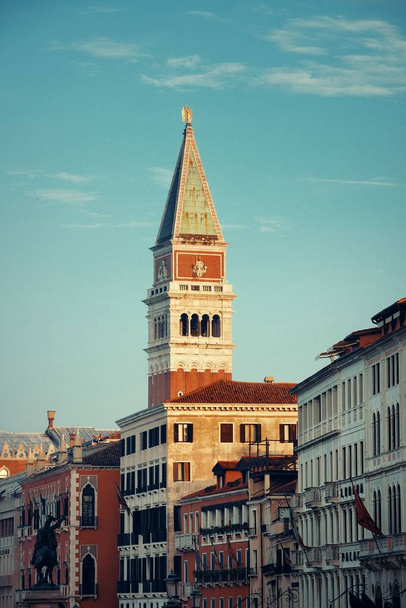 St. Marks Kilisesi saat kulesi ve caddesi Venedik, İtalya. - Fotoğraf, Görsel