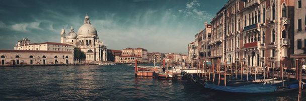 Vista frente al mar de la Iglesia de Venecia Santa Maria della Salute y panorama del canal en Italia. - Foto, imagen
