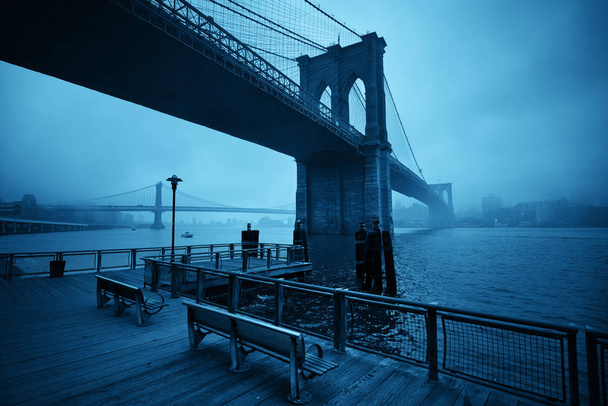 Brooklyn Köprüsü, Manhattan şehir merkezinde sisli bir günde - Fotoğraf, Görsel