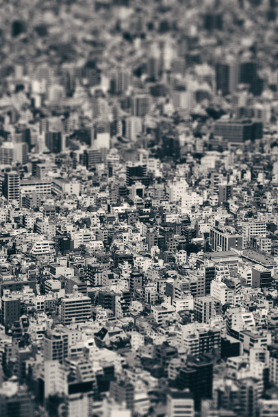 Эффект сдвига фона на крыше здания в Токио, Япония. - Фото, изображение