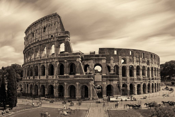 Coliseo con larga exposición, el hito mundialmente conocido y el símbolo de Roma, Italia. - Foto, imagen