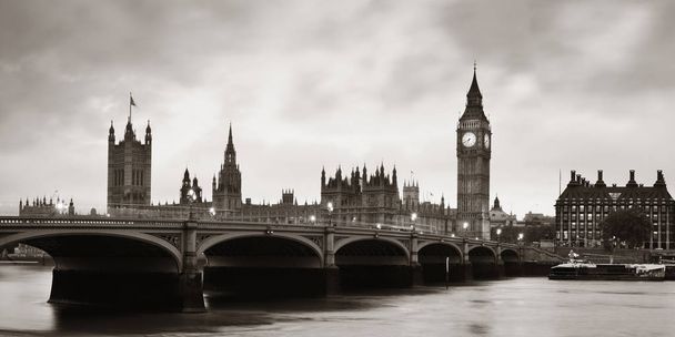 Панорама здания парламента в Вестминстере в Лондоне. - Фото, изображение