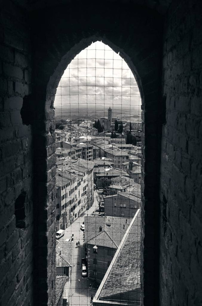 Windown θέα από το καμπαναριό Δημαρχείο στην παλιά μεσαιωνική πόλη Σιένα στην Ιταλία - Φωτογραφία, εικόνα