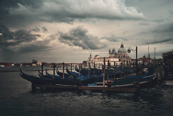 Góndola y Santa Maria della Salute en Venecia, Italia. - Foto, imagen