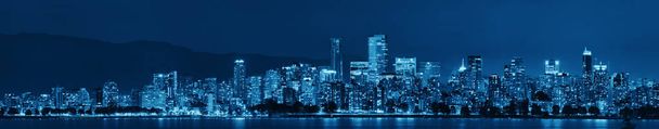 Ciudad de Vancouver skyline por la noche. - Foto, imagen