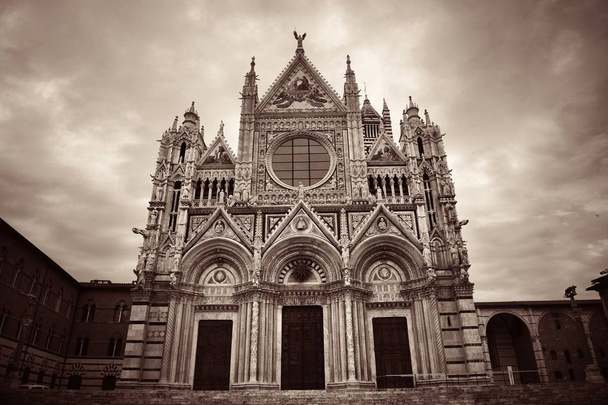 Siena katedrála detailní záběr jako slavný orientační bod ve středověkém městě v zataženém dni v Itálii. - Fotografie, Obrázek