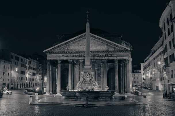 Pantheon az éjszakai utcára néz. Ez az egyik legjobban megőrzött ókori római épület Rómában, Olaszországban. - Fotó, kép