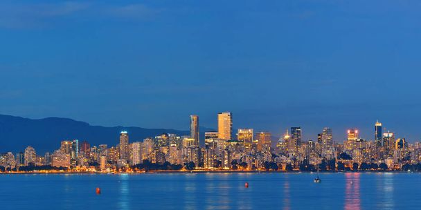 Lo skyline di Vancouver di notte. - Foto, immagini