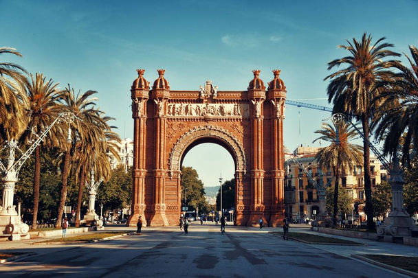 Arco do Triunfo foi construído pelo arquiteto Josep Vilaseca i Casanovas como o principal portão de acesso para a Feira Mundial de Barcelona de 1888
 - Foto, Imagem