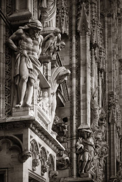 Nahaufnahme des Mailänder Doms mit schönen Mustern und Skulpturen in Italien.  - Foto, Bild
