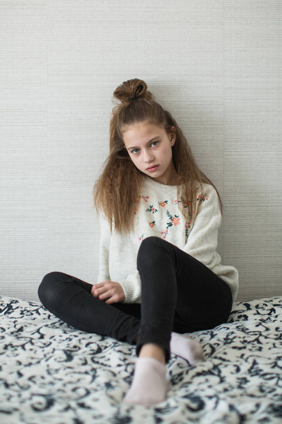 Linda chica adolescente posando en su habitación para el retrato
. - Foto, imagen