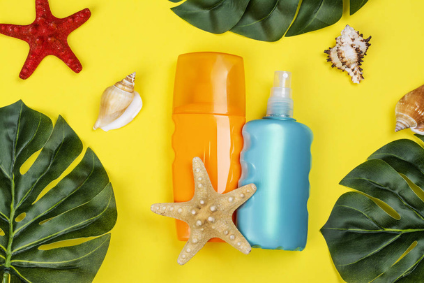 Bottle of sunscreen lotion and spray - 写真・画像