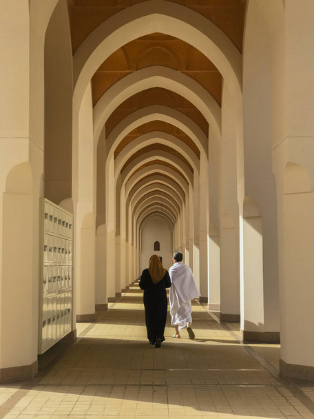 A couple of unidentified Muslim pilgrims outside a mosque. - Foto, imagen