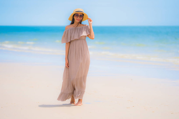 Retrato hermosa joven asiática mujer feliz sonrisa relajarse en la playa tropical mar océano para viajes de placer en vacaciones
 - Foto, imagen