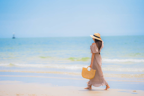 Sevimli Japon Relax güzel genç kız gülümsemek mutlu okyanus tropikal plaj seyahat tatil - Fotoğraf, Görsel