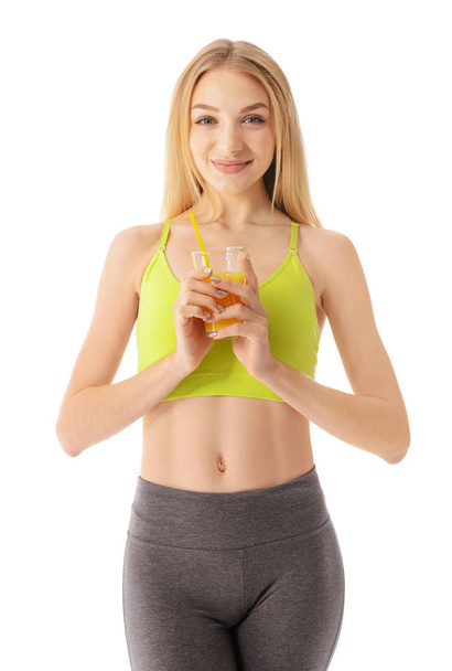 Jeune femme sportive avec un verre de jus sur fond blanc
 - Photo, image