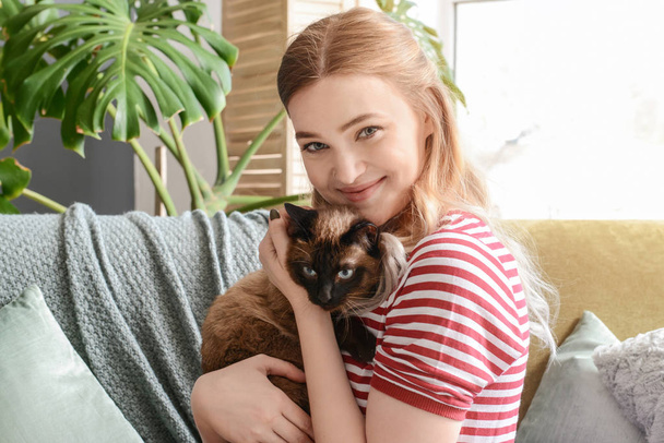 Young woman with cute Thai cat at home - Valokuva, kuva