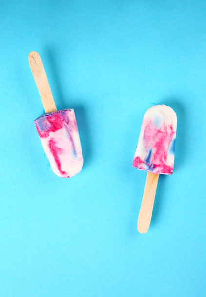 Tasty ice cream on color background - Valokuva, kuva