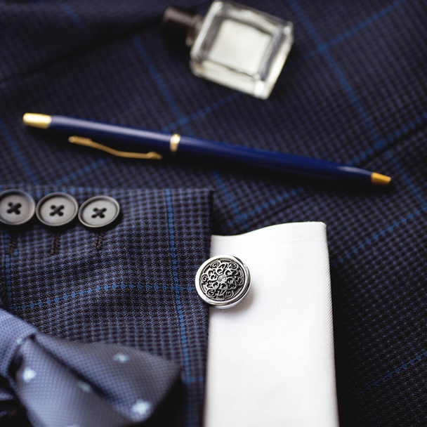 luxe mode mannen manchetknopen. accessoires voor Tuxedo, Butterfly, stropdas, zakdoek en smartphone - Foto, afbeelding