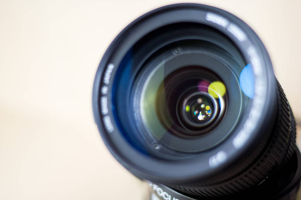 câmera digital da lente, foco seletivo, close-up, lado com reflexão, bokeh, isolado em fundo branco
 - Foto, Imagem