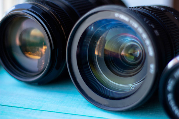 lens digitale camera, selectieve focus, close-up, zijkant met reflectie, bokeh, geïsoleerd op witte achtergrond - Foto, afbeelding