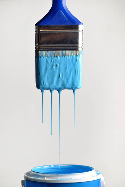 Dripping blue paint from brush - Foto, immagini