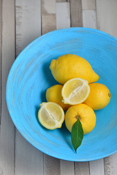 Verse gele citroenen  - Foto, afbeelding