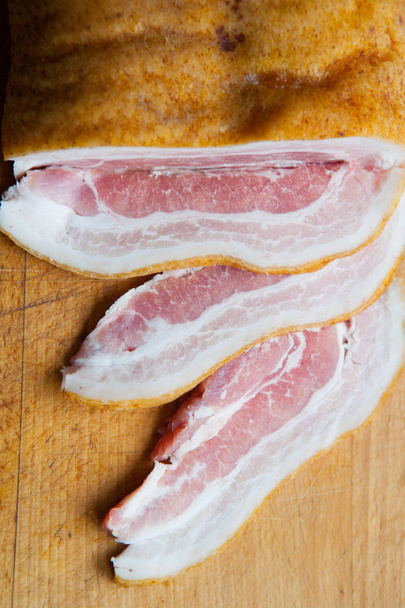 délicieux morceau de bacon juteux sur la table
 - Photo, image
