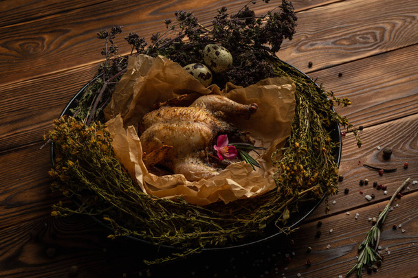 Mongolian chicken with herbs and spices in a nest of grass - Foto, Bild