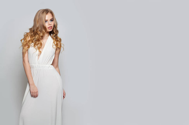 hübsche blonde Frau im Abendkleid auf weißem Hintergrund - Foto, Bild