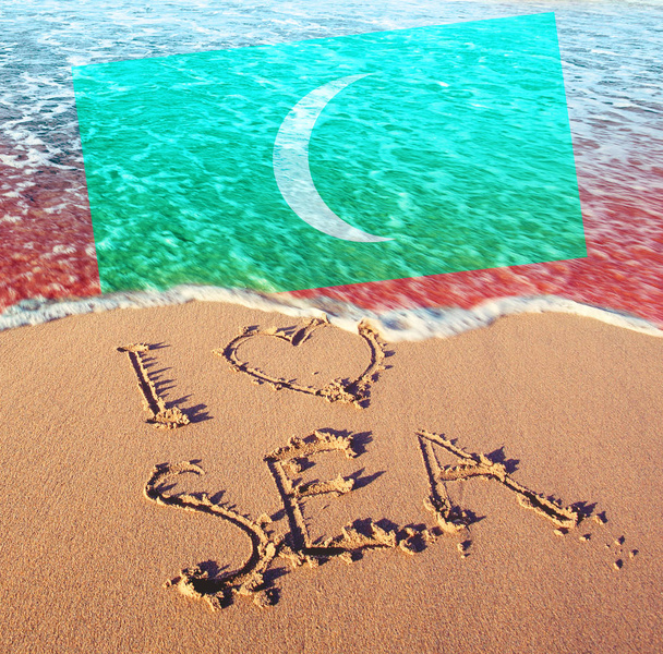 Strand zand, zee en vlag van de Malediven. I Love Maldives concept - Foto, afbeelding